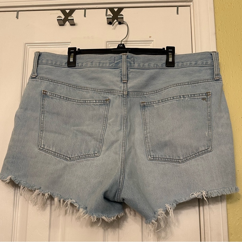 Madewell Shorts Womens Sz 33 Relaxed Denim Raw Hem Button Fly Light Wash Casual - Picture 2 of 7